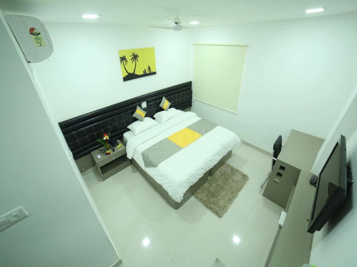 La Riviera Suites Madhapur Hyderabad Exterior foto