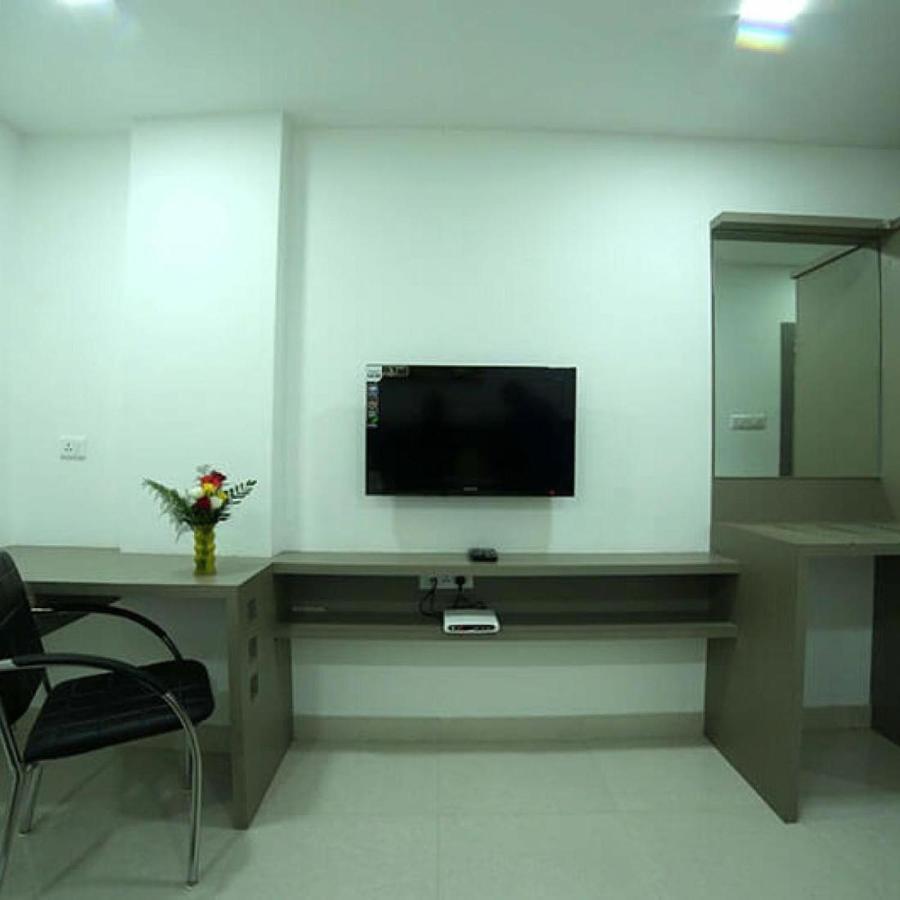 La Riviera Suites Madhapur Hyderabad Exterior foto