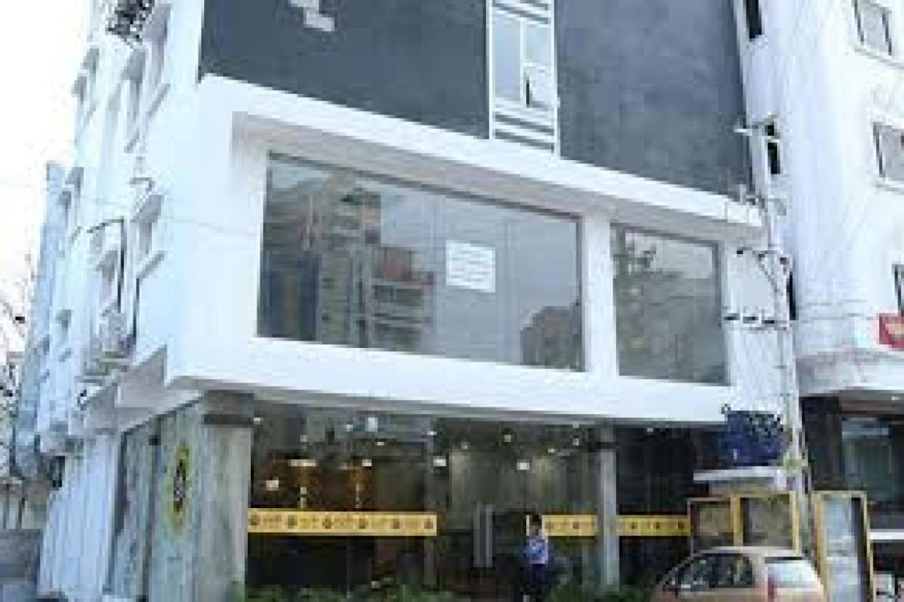 La Riviera Suites Madhapur Hyderabad Exterior foto